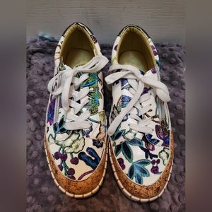 Beautiful embroidered floral tennis shoes with cork detail